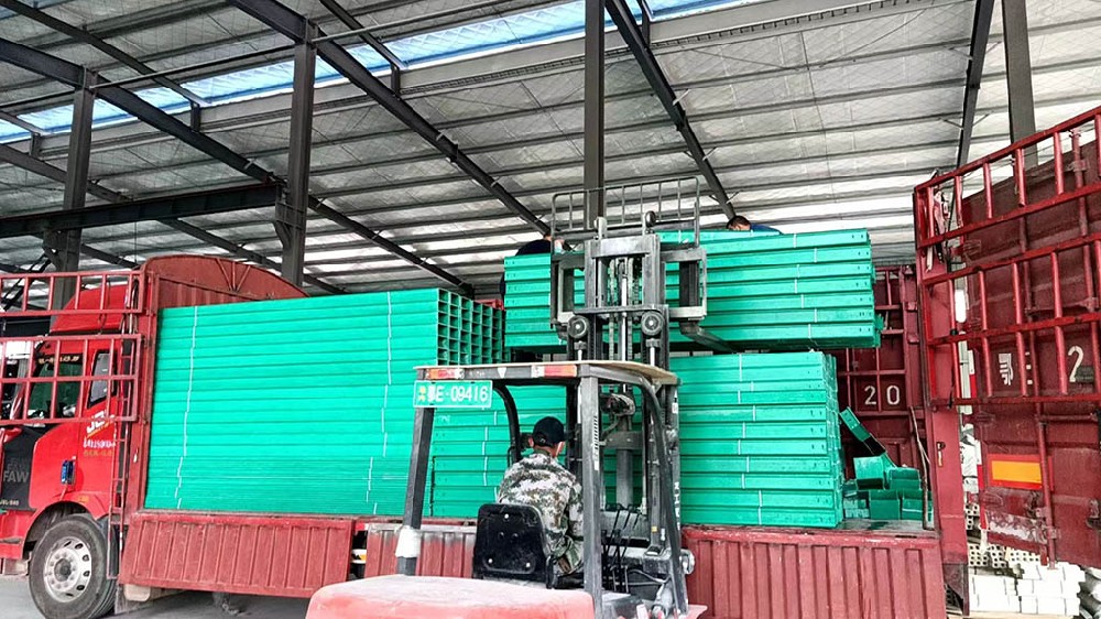 玻璃鋼橋架比熱鍍鋅橋架哪個(gè)好？